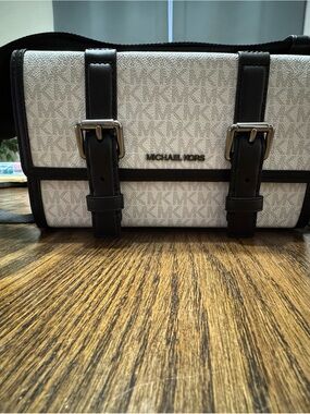 MICHAEL KORS White and Black Signature Crossbody Bag